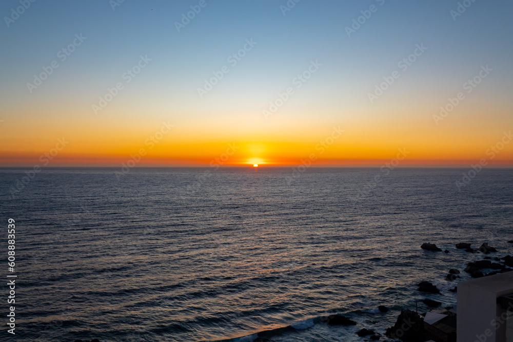 Obraz premium pôr-do-sol laranja na praia Cochoa, Viña del Mar, Valparaíso, Chile 