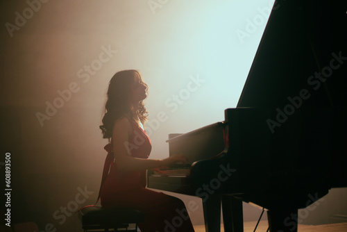 Photography The woman plays the piano