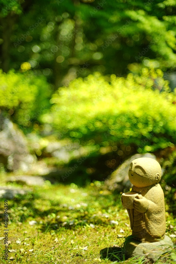 初夏の青岸寺の庭園に佇む地蔵 （滋賀県米原市, 2022年5月）