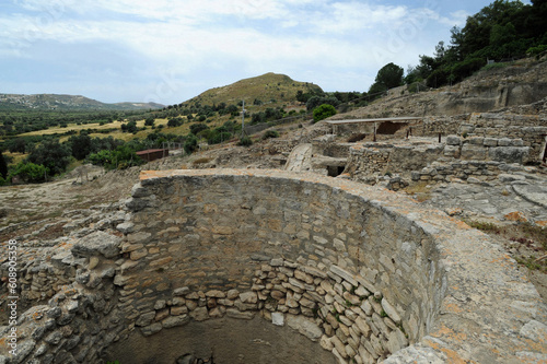 Silo à grain du palais minoen de Phaistos près de Mirès en Crète photo