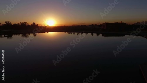 Reflejo de un tardecer sobre el lago artificial. photo