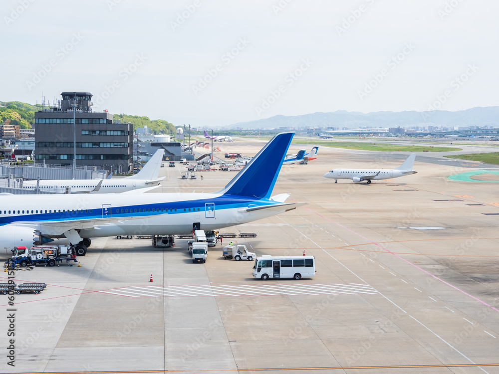 空港の広大な滑走路と飛行機 空港の広大な滑走路と飛行機