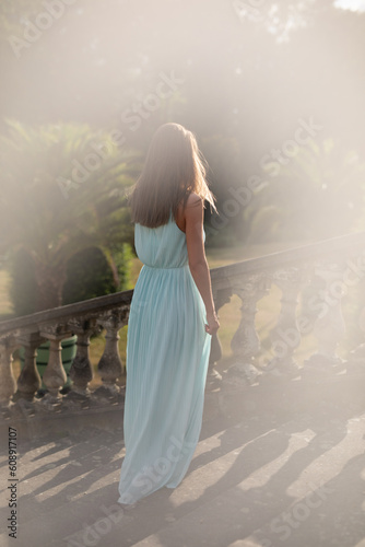 Wunderbare Schöne Frau im Grünen Blazer kleid spaziergang in der Historischen Natur blaue Augen photo