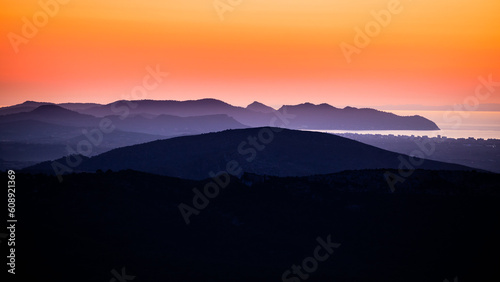 Obraz na płótnie sunrise over mountains w salonie