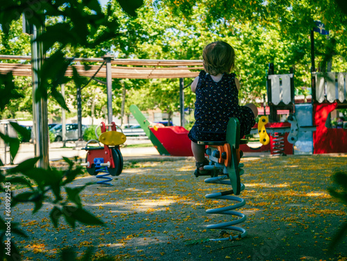 Obraz na płótnie girl on swing w salonie