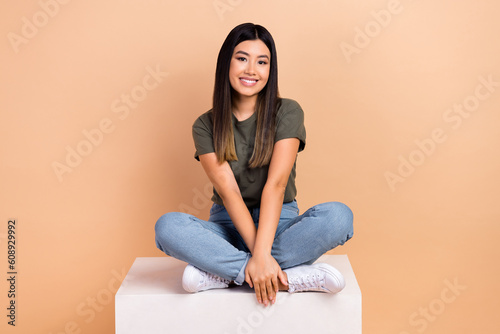 Fotografía Full length size photo of cute lady vietnamese sit platform box posing model enj