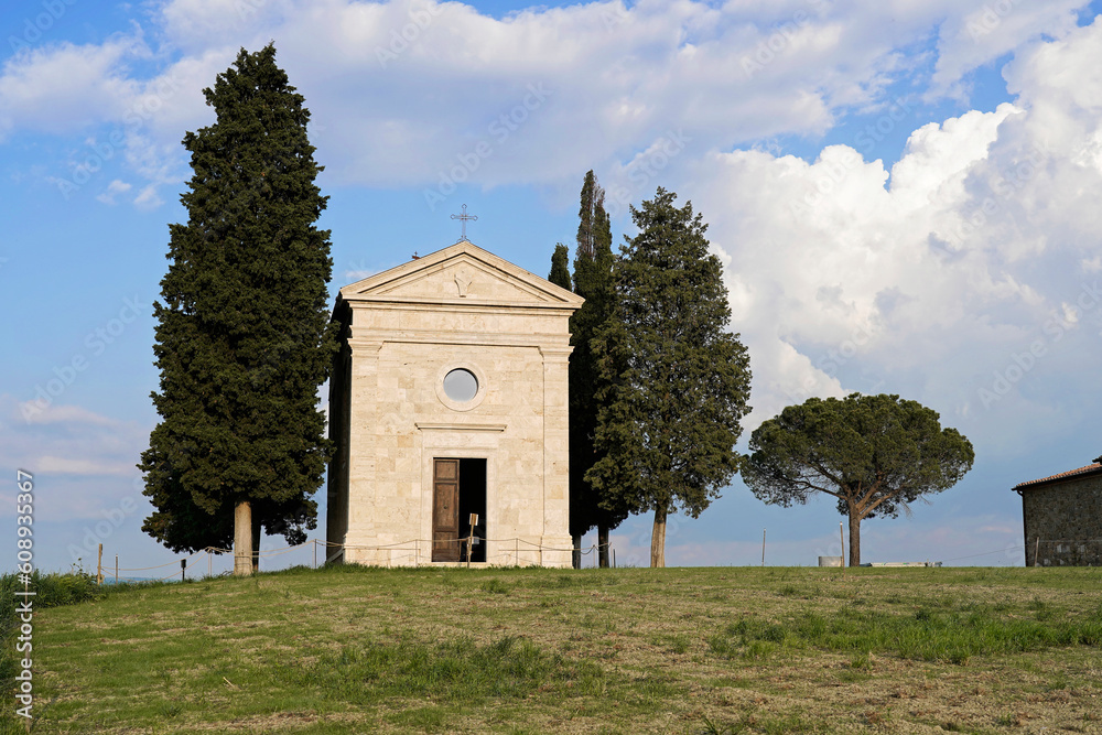 Cappella della Madonna di Vitaleta, Kapelle und Landhaus auf Hügel, San Quirico dOrcia, Val dOrcia, Provinz Siena, Toskana, Italien