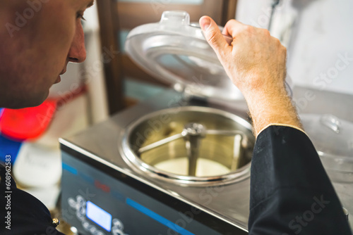 Φωτογραφία Ice cream pasteurization machine rotating with closed lid to pasteurize icecream