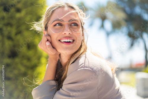 Fotografía Pretty blonde Uruguayan woman with glasses at outdoors With happy expression