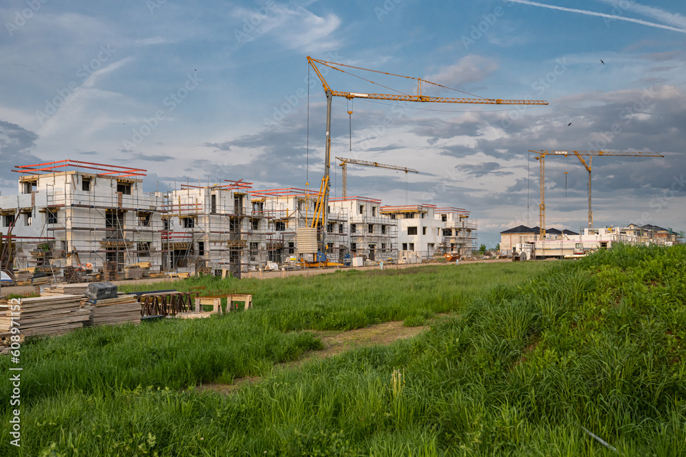 Neubaugebiet mit Häusern und Kran auf Baustelle