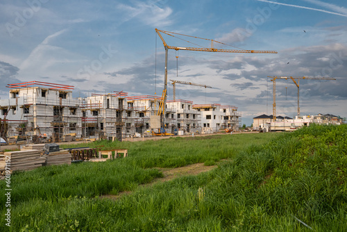 Neubaugebiet mit Häusern und Kran auf Baustelle