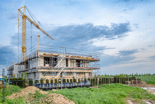 Neubau Einfamilienhaus mit Gerüst auf Baustelle