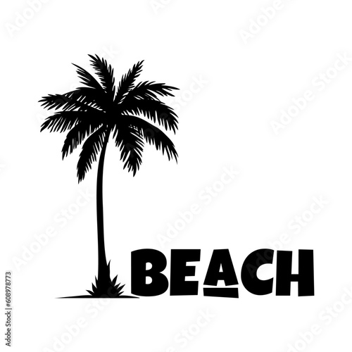 Logo vacaciones de verano. Letras de la palabra beach con letras estilo hawaiano en la arena de una playa con silueta de la palma