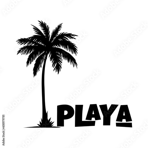 Logo vacaciones de verano. Letras de la palabra playa con letras estilo hawaiano en español en la arena de una playa con silueta de la palma