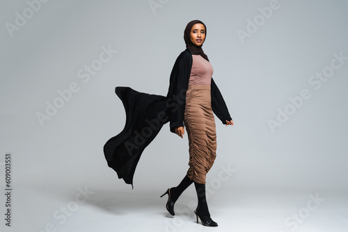 Obraz na płótnie Beautiful arab middle-eastern woman with traditional abaya in studio