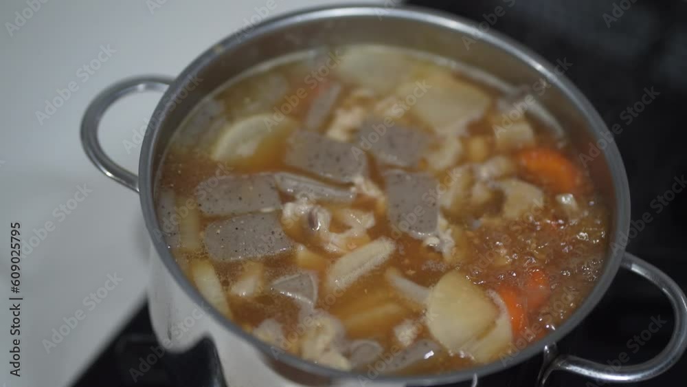 もつ煮込みを作る様子