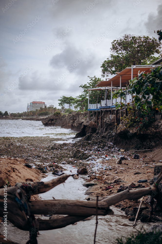 Foto de Playa de Montesinos, llena de basura. Santo Domingo, República