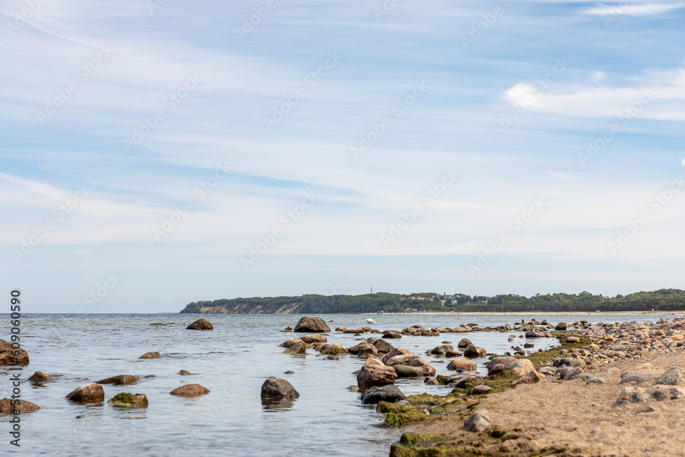 Steine am Strand der Ostsee vor Baabe mit Blick in Richtung Göhren auf Rügen Steine am Strand der Ostsee vor Baabe mit Blick in Richtung Göhren auf Rügen