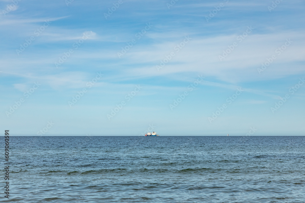 Strand an der Ostsee bei Sellin - Schiffe mit LNG Gaslieferung im Hintergrund