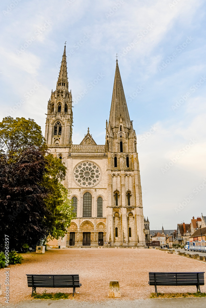 Fototapeta premium Chartres, Kathedrale, Notre-Dame, Altstadt, Altstadthäuser, Kirchenfenster, Fluss, Eure, Sommer, Abendstimmung, Frankreich