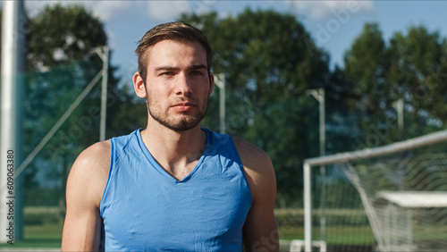 Quadro su tela Focused young professional male Caucasian athlete ready for the run race in a sp