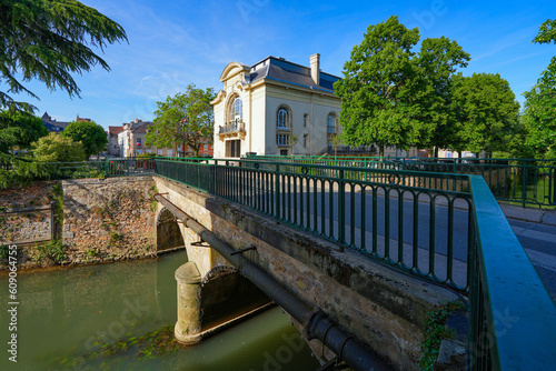 фотографія Bridge spanning the Grand Morin river in front ot the Italian-style Municipal Th