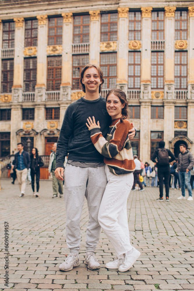Fototapeta premium couple standing in front of a crowded city center in europe grand palace