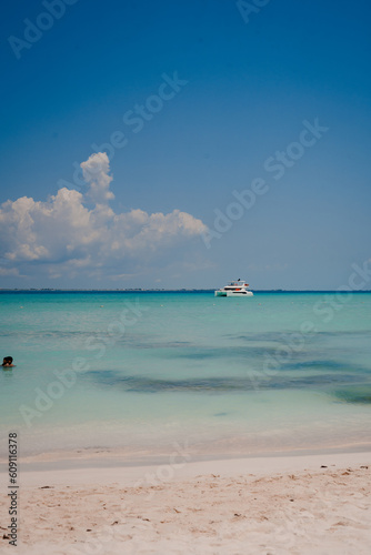 Mar en isla mujeres con yate