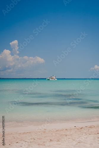 Mar Isla Mujeres con yate