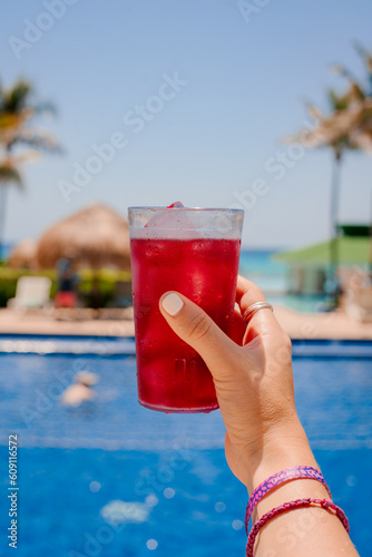 Trago rojo en la pileta