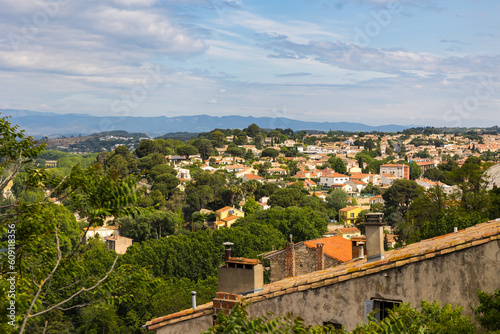Maisons au cœur de la verdure depuis la Place des Albigeois, au pied de la Cathédrale Saint-Nazaire de Béziers