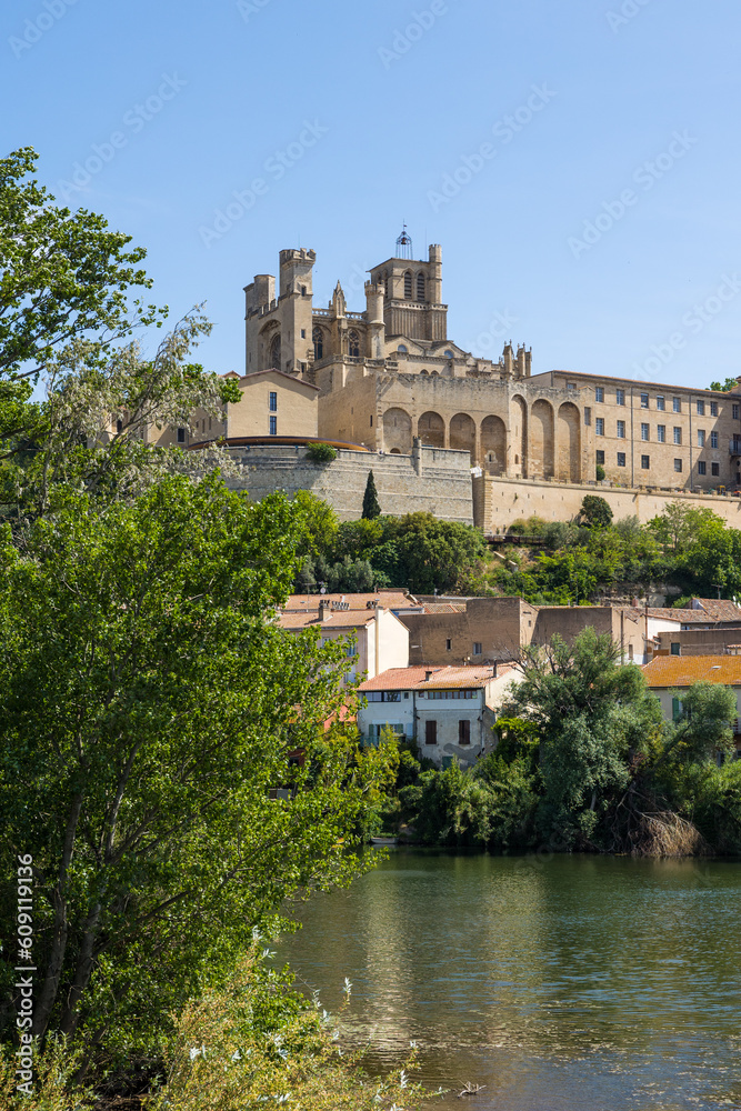 Cathédrale Saint-Nazaire de Béziers surplombant l'Orb depuis les berges du fleuve