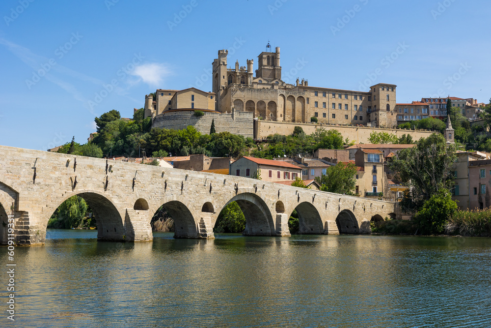 Cathédrale Saint-Nazaire de Béziers surplombant le Vieux Pont sur l'Orb