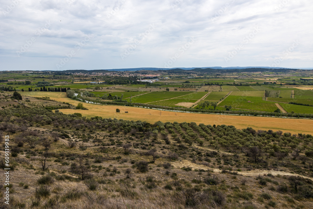 Canal du Midi serpentant dans les plaines du Languedoc depuis la Colline d'Ensérune