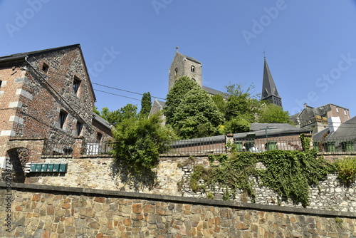 Les vieux murs en pierres au pied de la Collégiale Saintes Ursule à Lobbes  photo