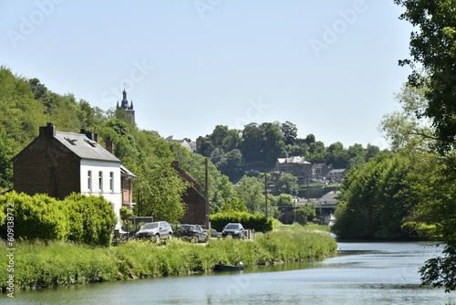 La Sambre vue depuis Lobbes entre collines boisées, et au loin la flèche du beffroi de Thuin 