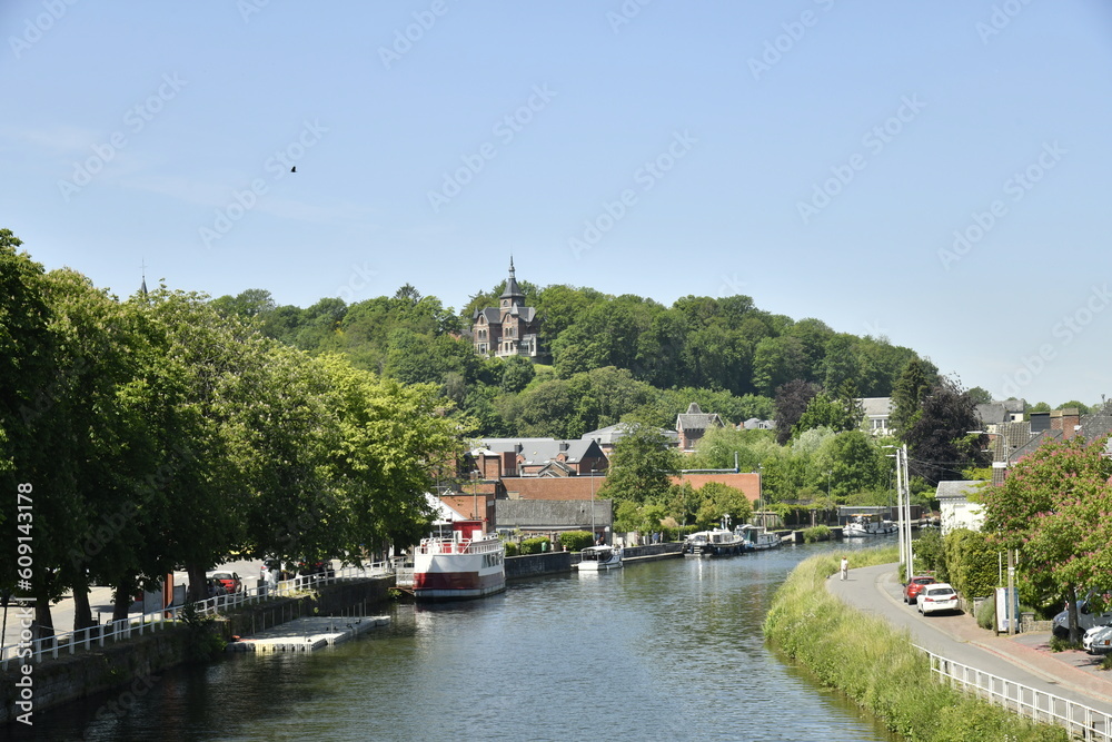La ville basse de Thuin le long de la Sambre La ville basse de Thuin le long de la Sambre