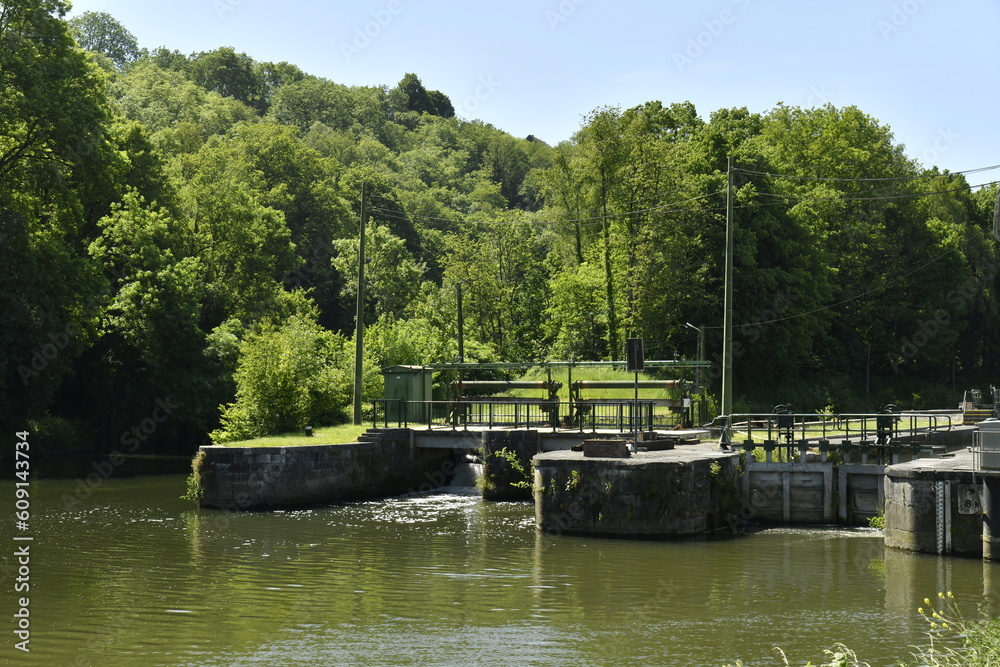 Écluses à commande manuelle sur la Sambre à Thuin Écluses à commande manuelle sur la Sambre à Thuin