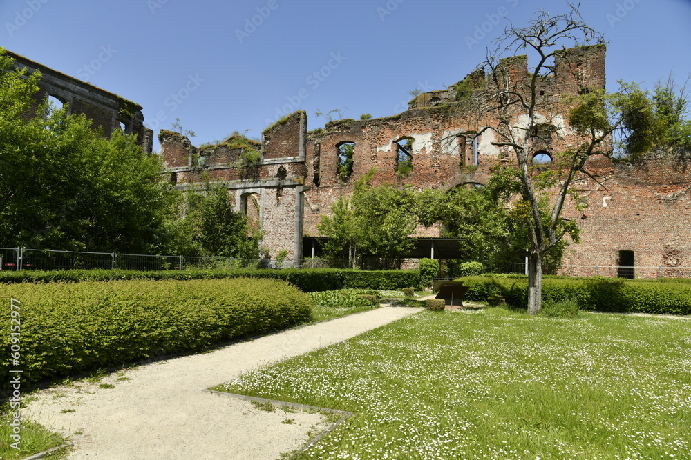 Le parc aménagé entre les ruines de l'abbaye d'Aulne à Thuin 