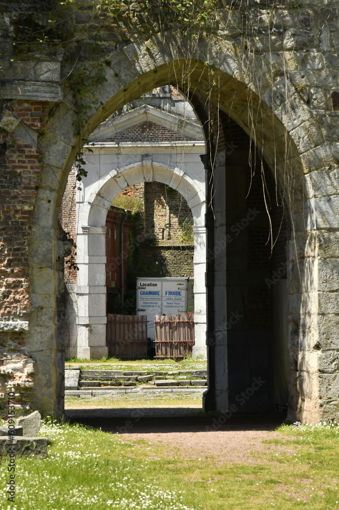 Les arches rustiques des portes d'entrées aux ruines de l'abbaye d'Aulne à Thuin 