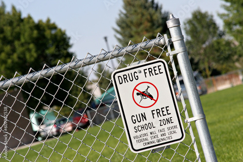 Fotomural drug and gun free school zone sign at a school yard