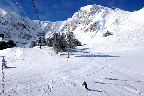 Snow boarder at sunny Utah resort © Designpics