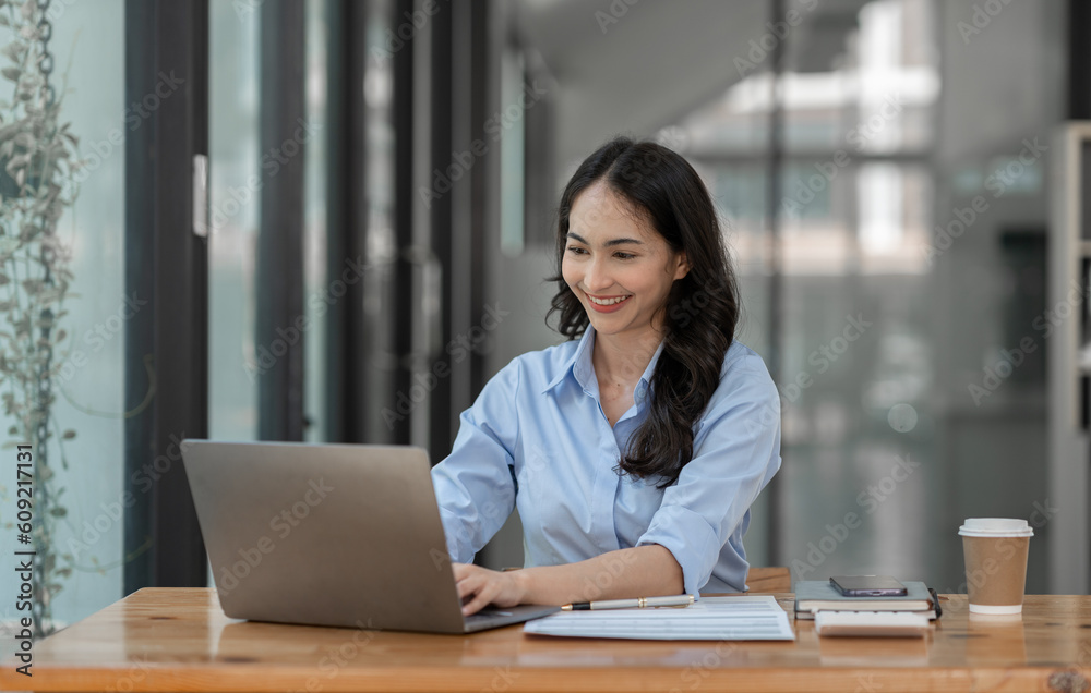 Asian businesswoman working on laptop Online document database, analyzing financial reports Data recording and document management system concepts. Automate actions to manage files efficiently. Asian businesswoman working on laptop Online document database, analyzing financial reports Data recording and document management system concepts. Automate actions to manage files efficiently.