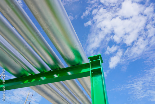 Foto Pipeline on green color pipe rack in oil and gas plant.
