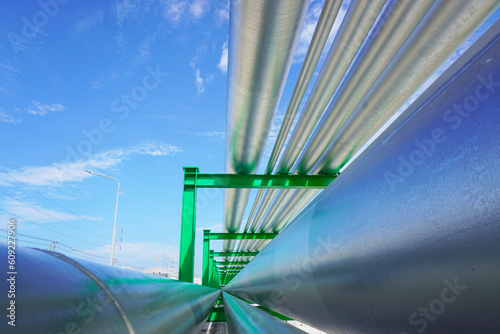 Foto Pipeline on green color pipe rack in oil and gas plant.