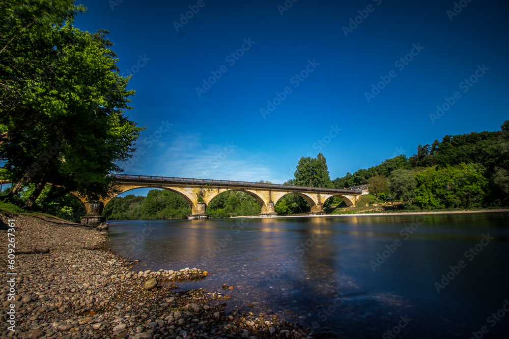 Fototapeta premium Pont en pierre sur fleuve pose longue