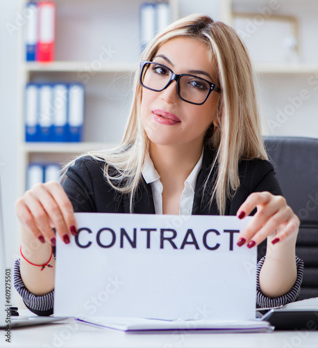 Young businesswoman with message in the office