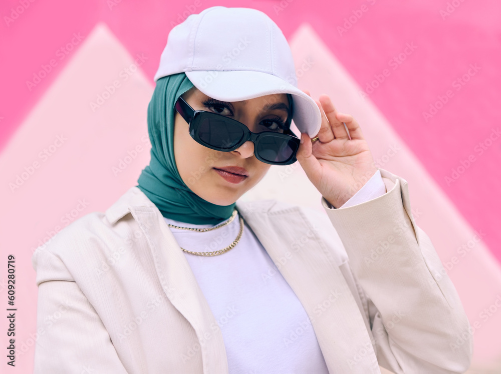 Gafas De Moda Retrato Facial Y Mujer Musulmana Con Hijab Marca De Diseño De  Moda O Estilo De Ropa Informal. Gen Z Imagen de archivo - Imagen de marca,  ropa: 273332739