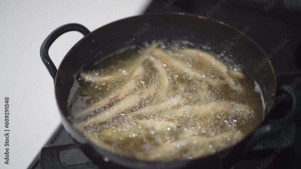 ワカサギのから揚げを揚げる様子 ワカサギのから揚げを揚げる様子