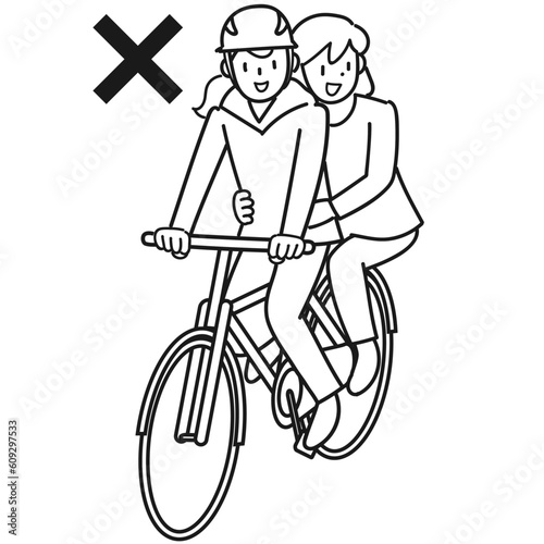 自転車の二人乗りをしている2人の若い女性